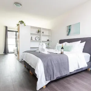 Family Executive With Balcony Open Utopia Flora 20f Apartment